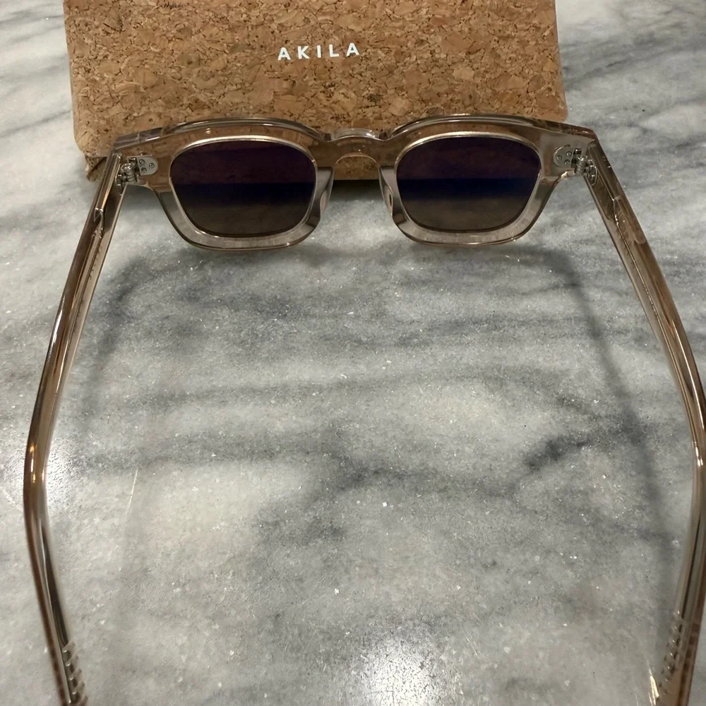 Akila Ascent Beige/Brown Sunglasses with Cork Case